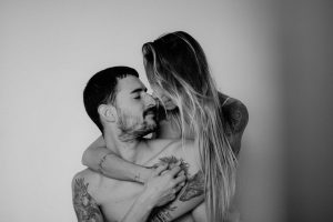 Intimate home photo session in Barcelona